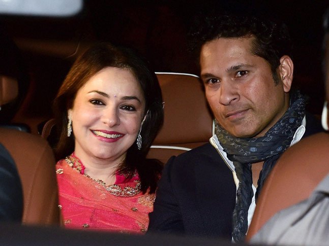 sachin tendulakr with wife photo