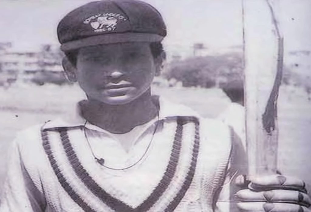 sachin tendulkar old pic small cricketer suite with bat