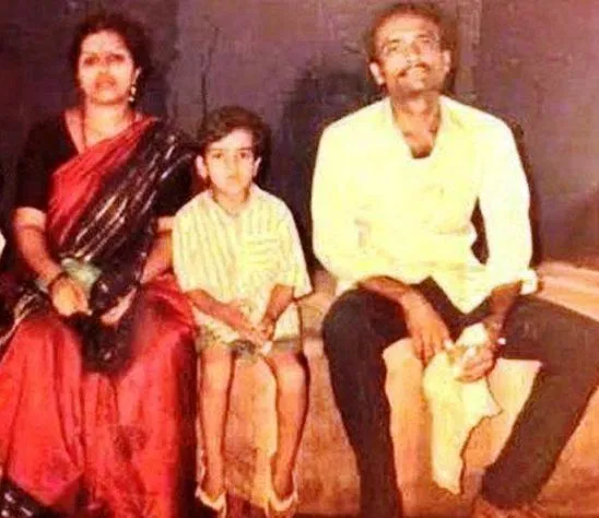 रोहित शर्माचा आई वडिलांसोबत लहानपणीचा फोटो 